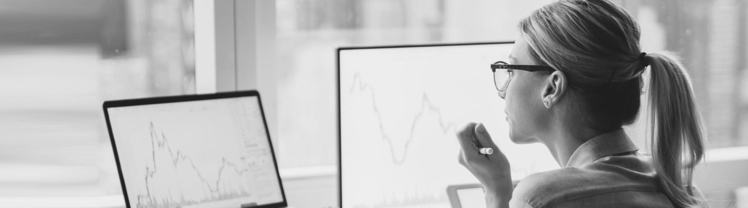 Атмосферна нічна сцена з грою світла